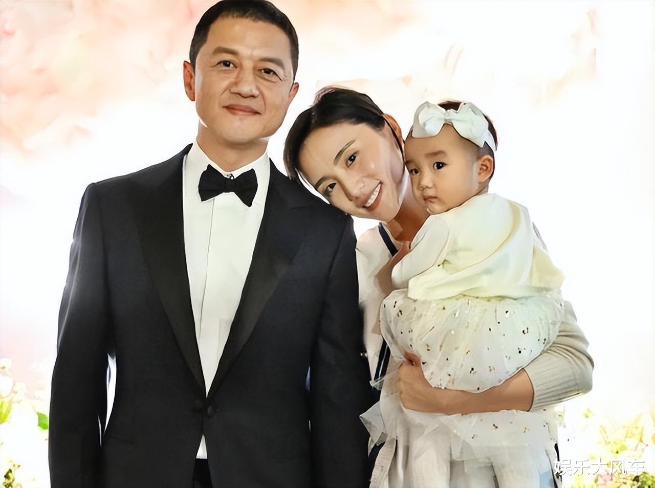 海哈金喜|李夏疑病情再恶化,海哈金喜含泪带女复查,李亚鹏忙买茶叶未陪同