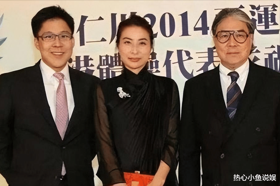 霍震霆获香港最高荣誉，三子到场祝贺，郭晶晶精心打扮气场变强