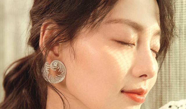 张嘉倪|张嘉倪出席活动,屁股“太翘”引热议,网友:好明显的假屁股