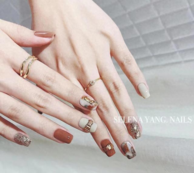 一眼入秋的美甲款式：高级氛围感显白秋冬美甲合集