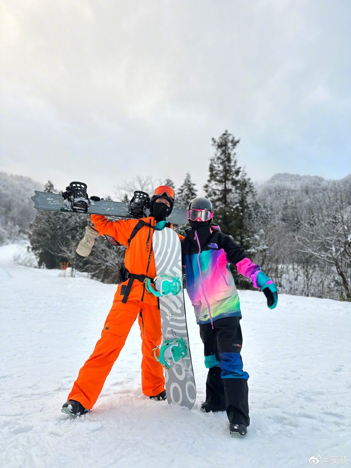 窦骁夫妇赴河北滑雪,何超莲素颜嘟嘴扮可爱,二人背影体型差超萌