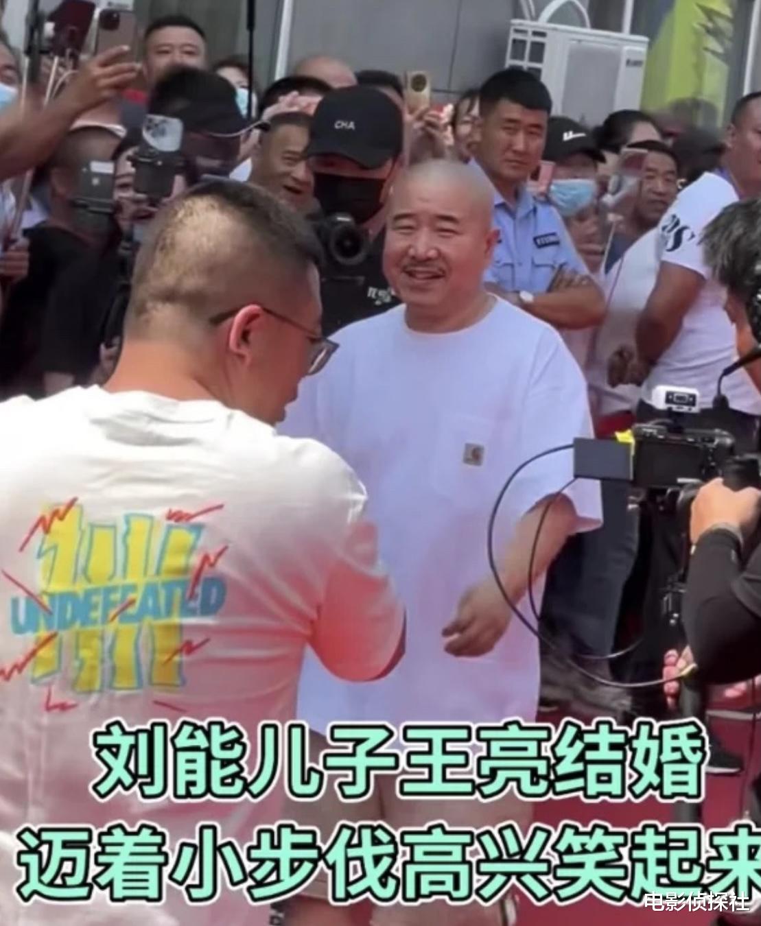 王小利和温美玲儿子大婚!曝赵本山当证婚人,新娘身材引热议