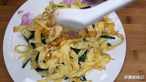 三文鱼|一把韭菜,俩鸡蛋,不用炒这样做,咸香可口,清爽开胃,简单好做