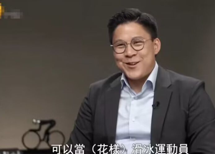 郭晶晶|郭晶晶现身花样滑冰公开赛,素颜露面状态获赞,大口吃干粮接地气