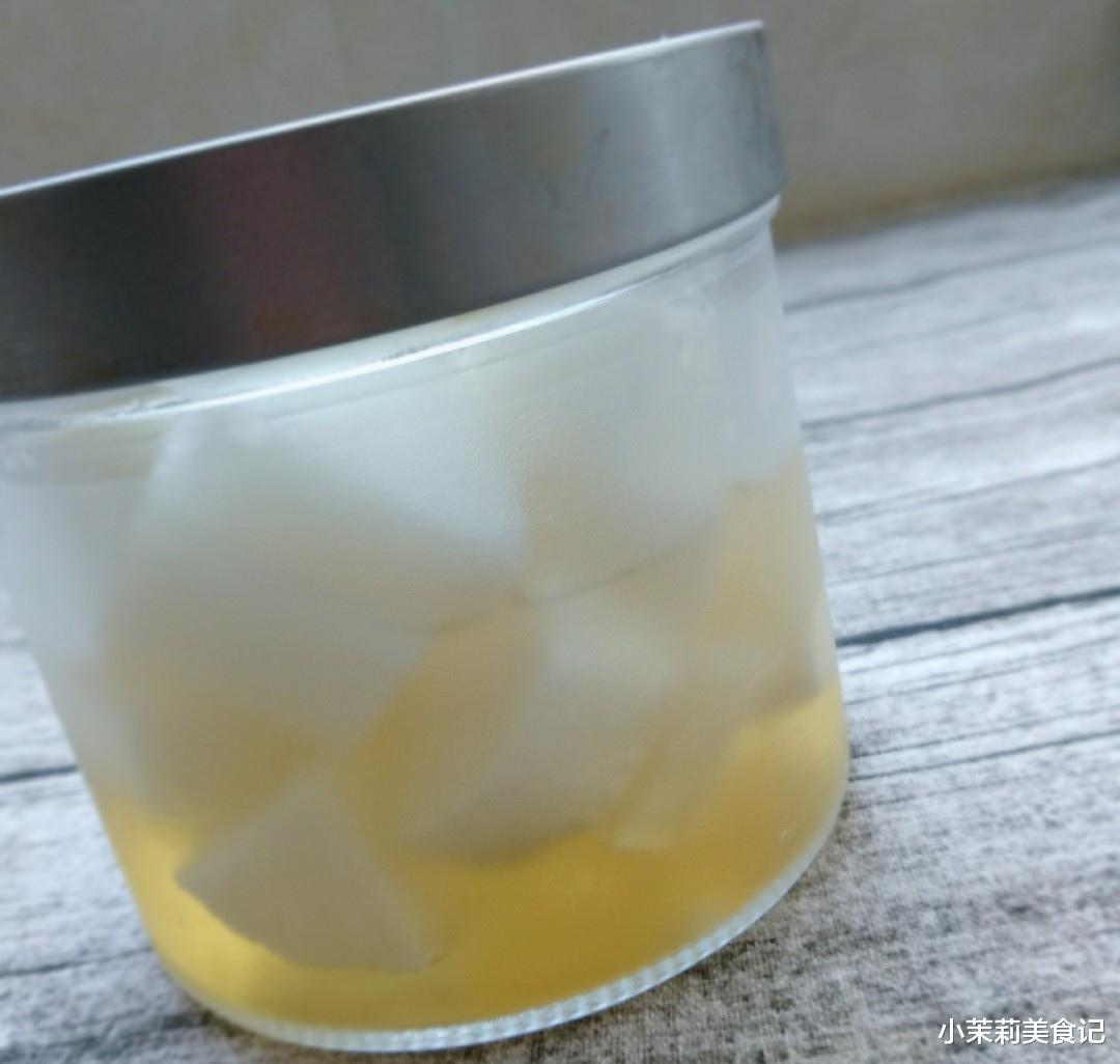 蜂蜜|这菜2毛1斤,却是公认的“肺部大救星”,一化痰,二解毒,三通便,四增免疫,切好加蜂蜜保存,每天泡水喝很受益