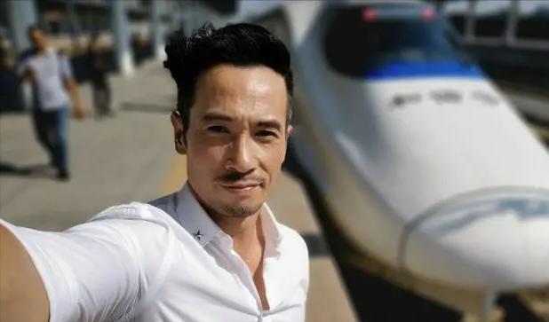 52岁视帝秃顶胡子拉碴，千万片酬仍生活艰难，只因娇妻太磨人