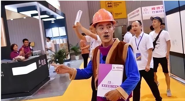 曾因长得丑被妻子嫌弃，后因熊出没而成名，今住别墅娶小20岁娇妻