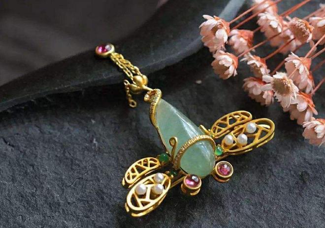 翡翠饰品为什么吗备受女性偏爱