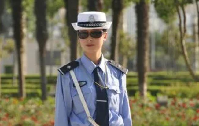 大学生|女交警“特殊坐姿”、发型凌乱被拍,专业能力引发质疑,官方回应