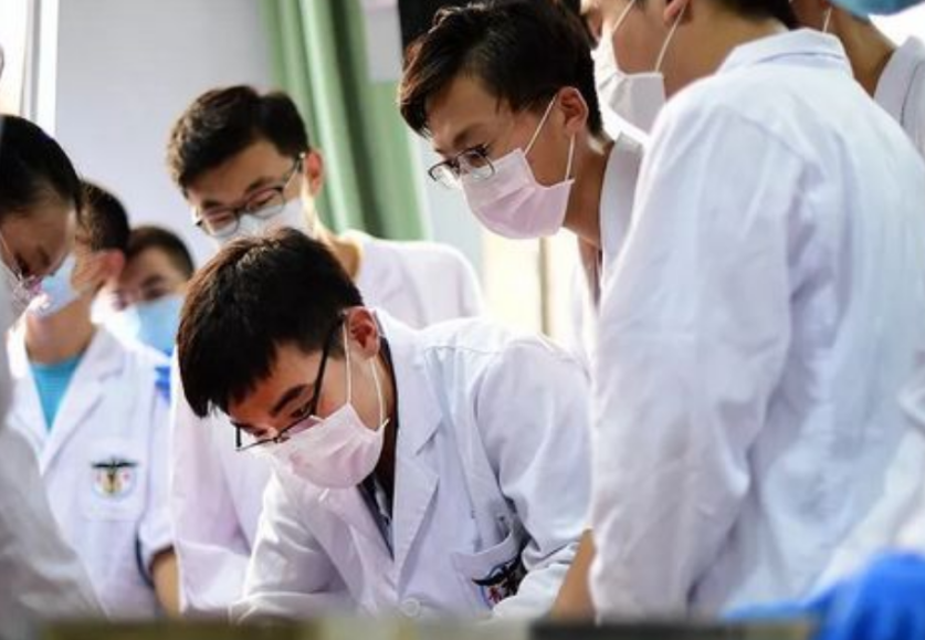 大学生|“没人脉就别碰”的3个专业，准大学生最好避开，看似热门却很坑