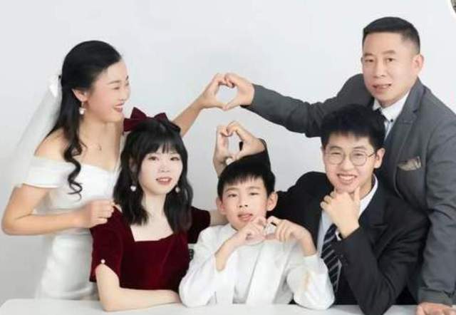 孙卓|孙海洋晒大家族团圆年，称平常都是各奔东西，卓卓回归幸福满满