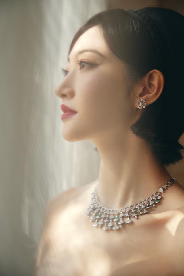 景甜蓝色抹胸拖尾裙短发妆造