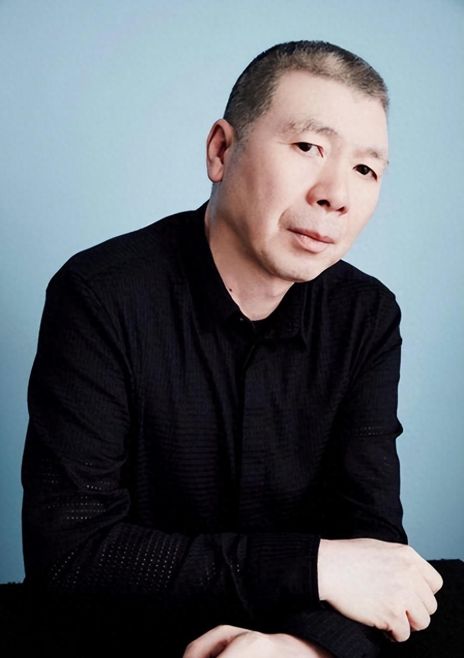 冯小刚病情恶化,20亿身价却选择放弃治疗?网友:钱再多有何用