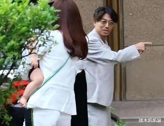 还是原来的白裙,林志玲与老公同游凡尔赛宫,两人同行隔开距离