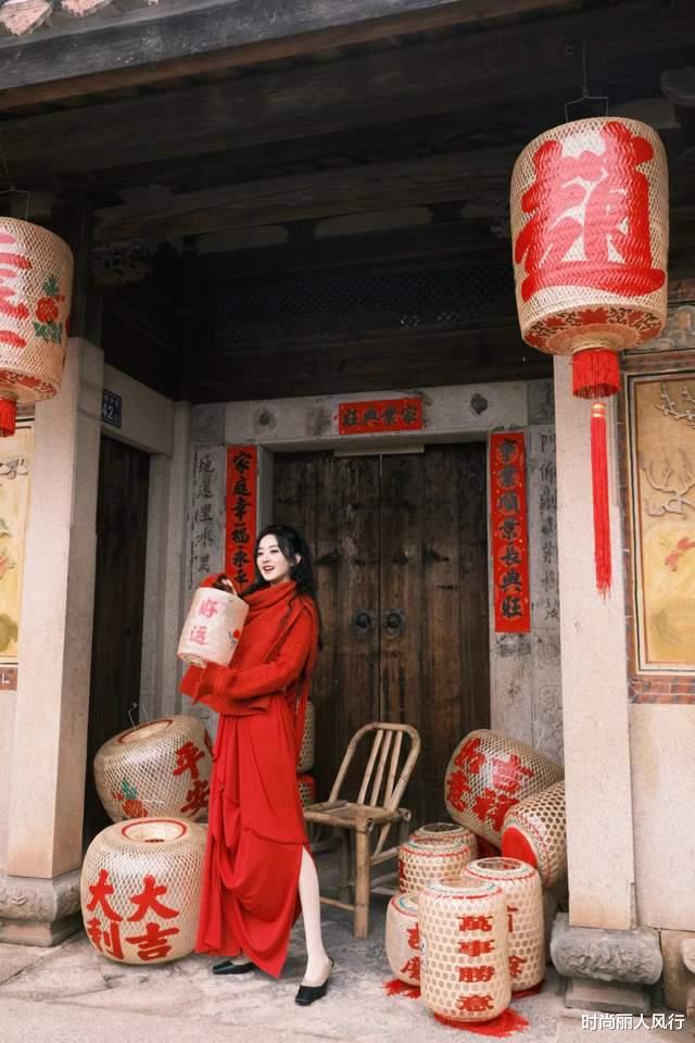 赵丽颖|赵丽颖刚开工就靠美貌刷屏!穿中国红头上插满鲜花,央视脸超惊艳