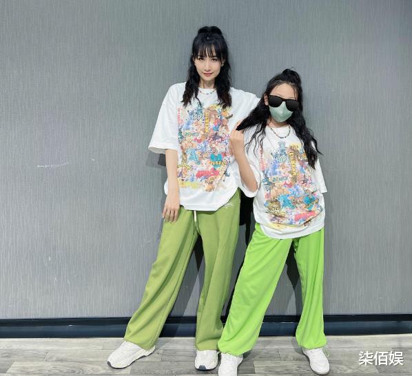 翟煦飞 雷佳音乘高铁回家，发型邋遢被指像大爷，老婆却一身潮牌美得耀眼