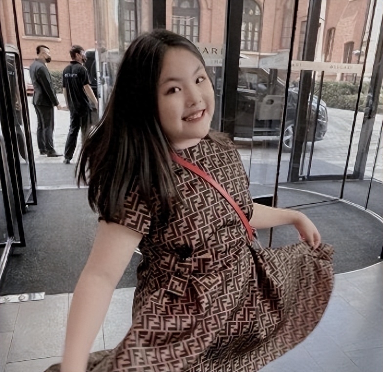 国内赚钱国外花！这6位著名明星移居国外，住豪宅开豪车