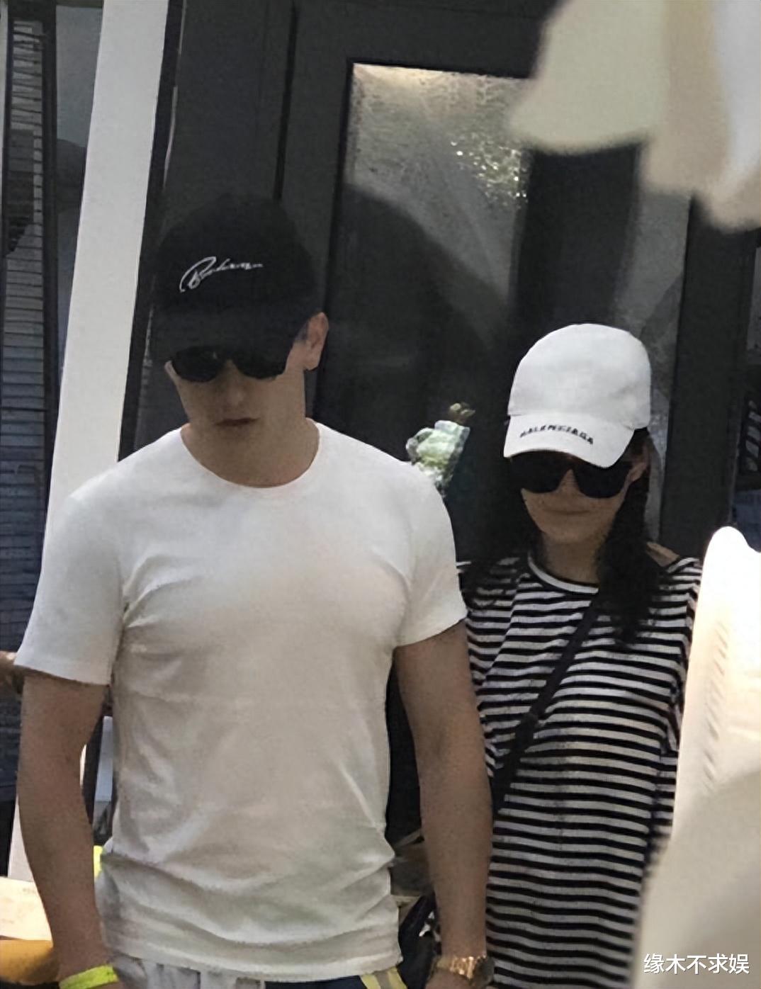 36岁张馨予和老公出游,老公变黑变壮认不出,全程拎包拍照引争议