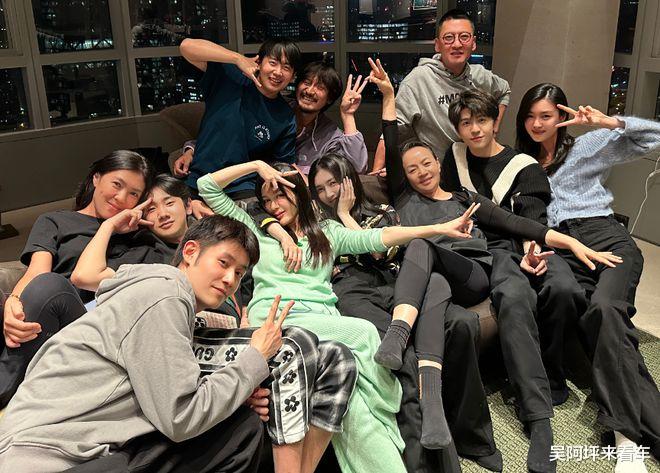 爱情风波再起!郑恺深夜聚会揽苏芒入怀穿情侣装,婚变传闻升级!