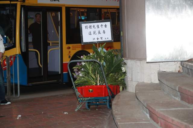 刘德华双眼红肿送亡父，年迈刘母悲伤露面，被护送提早离开灵堂