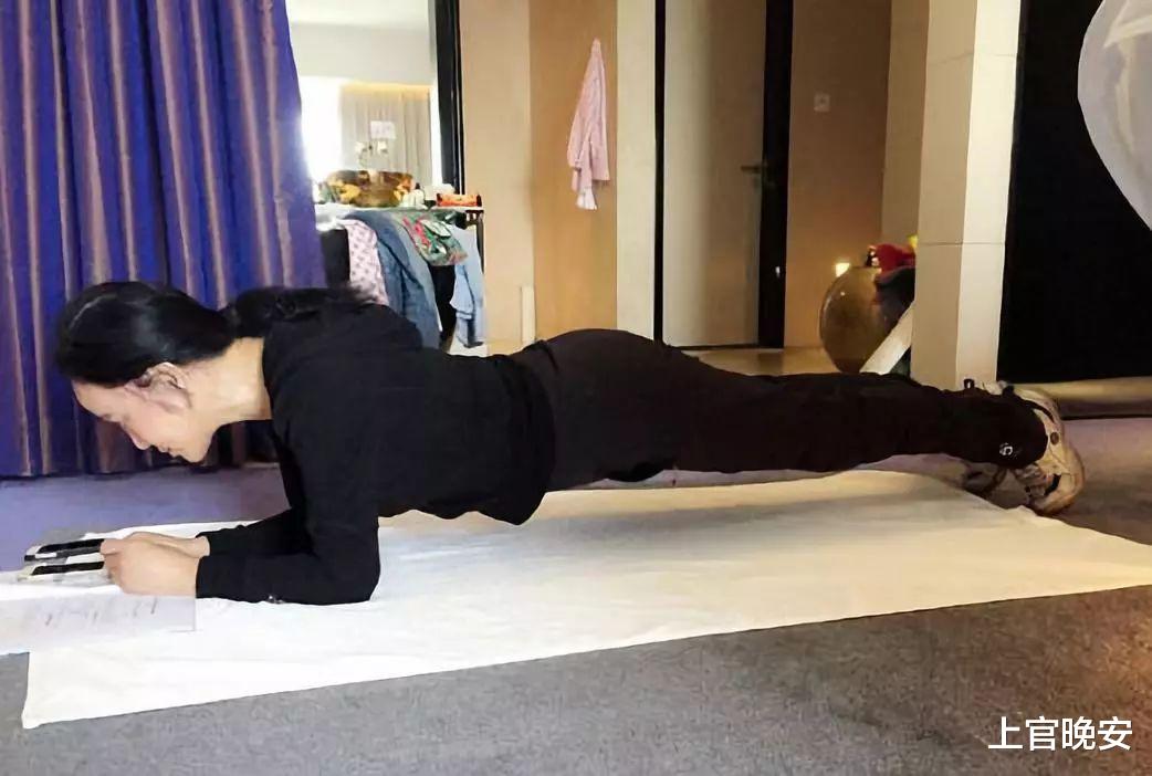 71岁的刘晓庆,又因为装嫩被吐槽,但这次我骂不出口