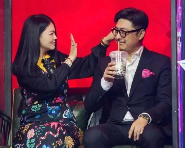 王岳伦带美女看演唱会!与王诗龄像同辈人,看来和李湘复合无望了