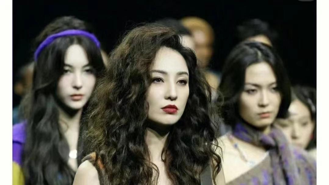 为什么小城市女人爱烫大卷？大城市女人偏爱烫小卷？原因是什么