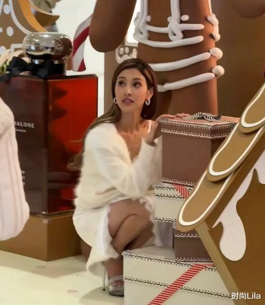 32岁陈凯琳现身广西北海,俩娃妈身材依旧苗条靓丽,郑嘉颖好福气