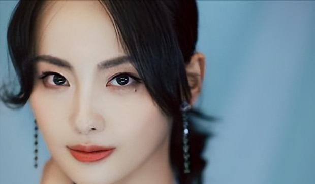 张嘉倪|张嘉倪出席活动,屁股“太翘”引热议,网友:好明显的假屁股