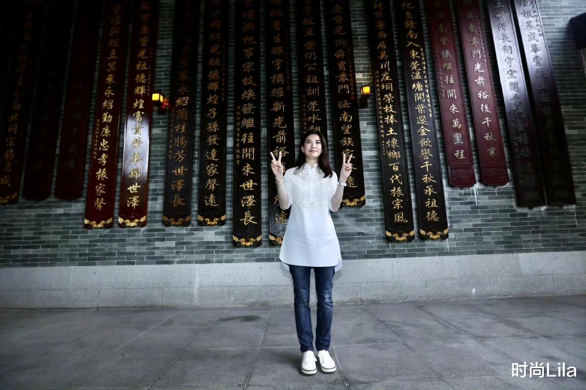 52岁袁咏仪东莞温塘祭祖,白衬+牛仔裤朴素低调,个高肤白不愧港姐出身