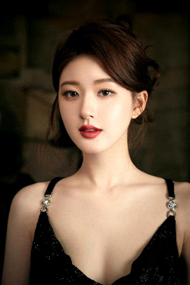 赵露思黑色吊带裙优雅性感完美结合