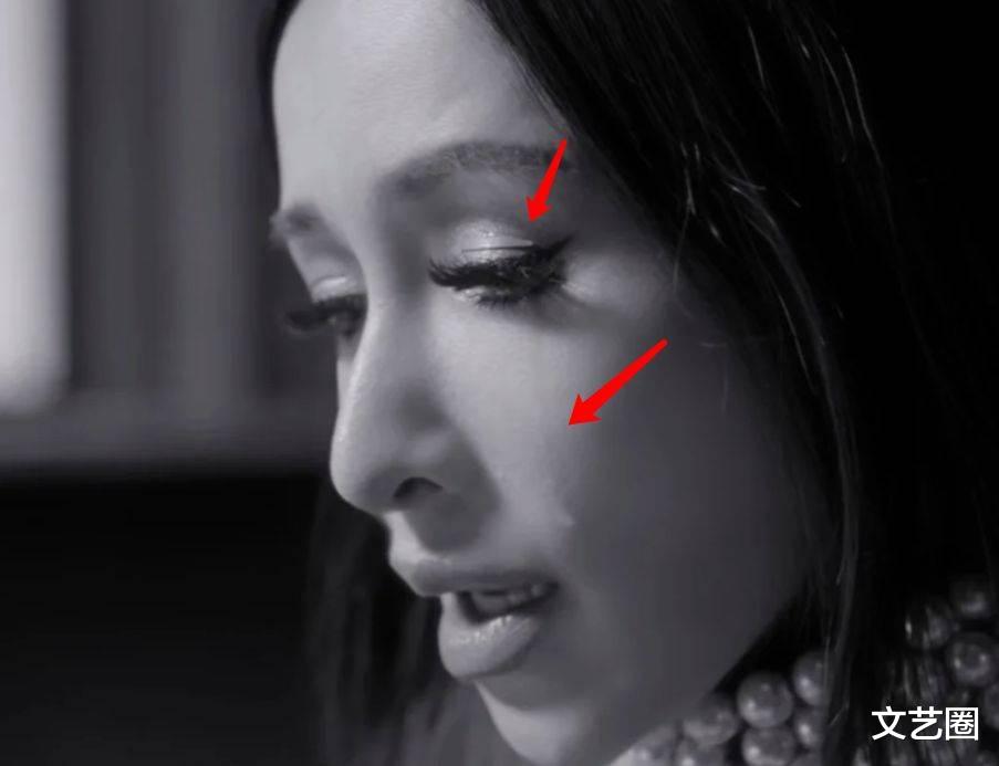 44岁萧亚轩新MV状态堪忧:双眼皮贴翘边,流泪后脱妆,假发片明显