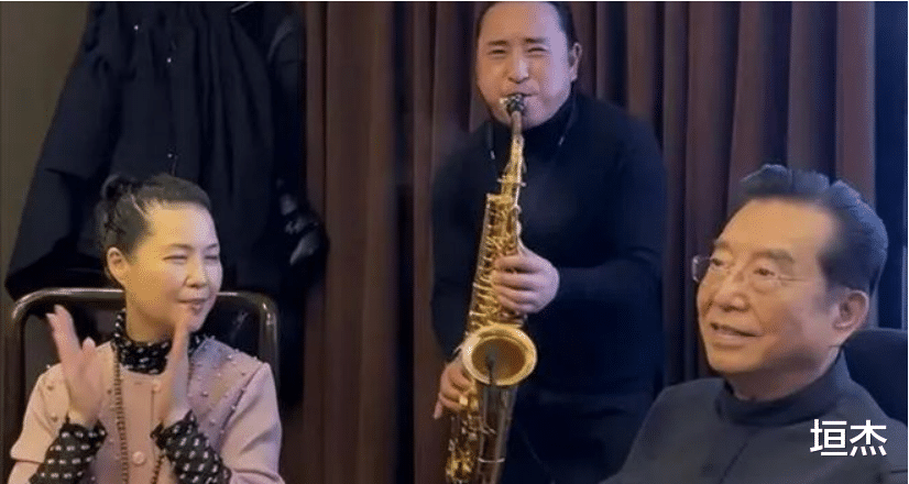 李双江|高调庆祝爱子释放,李双江的“遮羞布”,终究被一纸退休金扯下!