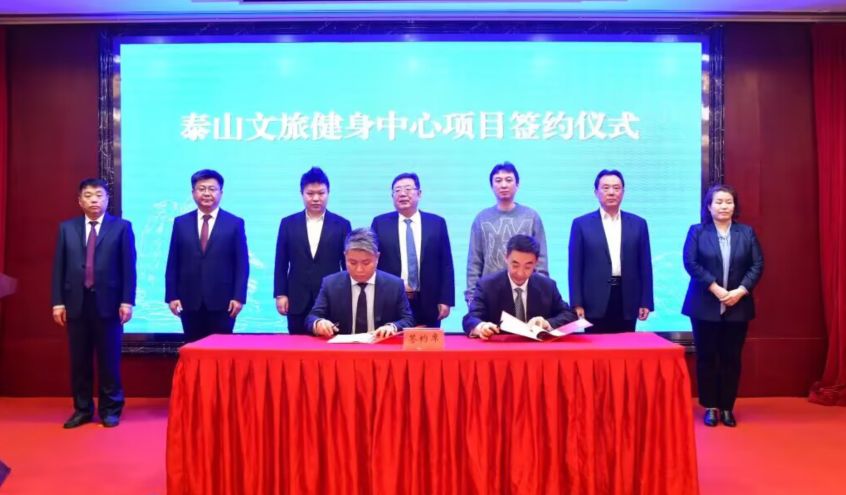 王思聪签约37亿文旅项目，不穿西服亮相惹争议，被调侃不想接班