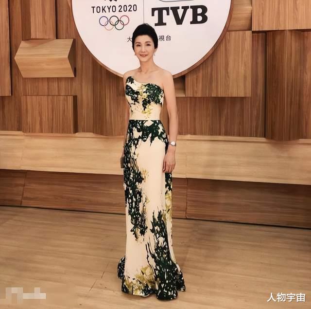 她机智美丽,是港姐季军却没入行,年轻嫁富豪生2子,今乐做慈善