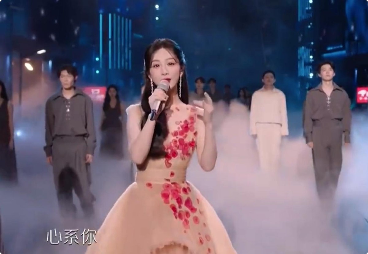 央视这一夜，刘涛的“水桶腰”，高叶的“大圆脸”，是对内娱畸形审美的反击