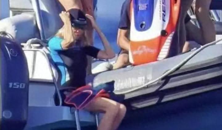 46岁的马克龙光着膀子，一脸宠溺握着70岁布丽吉特的脚脖子，好甜蜜