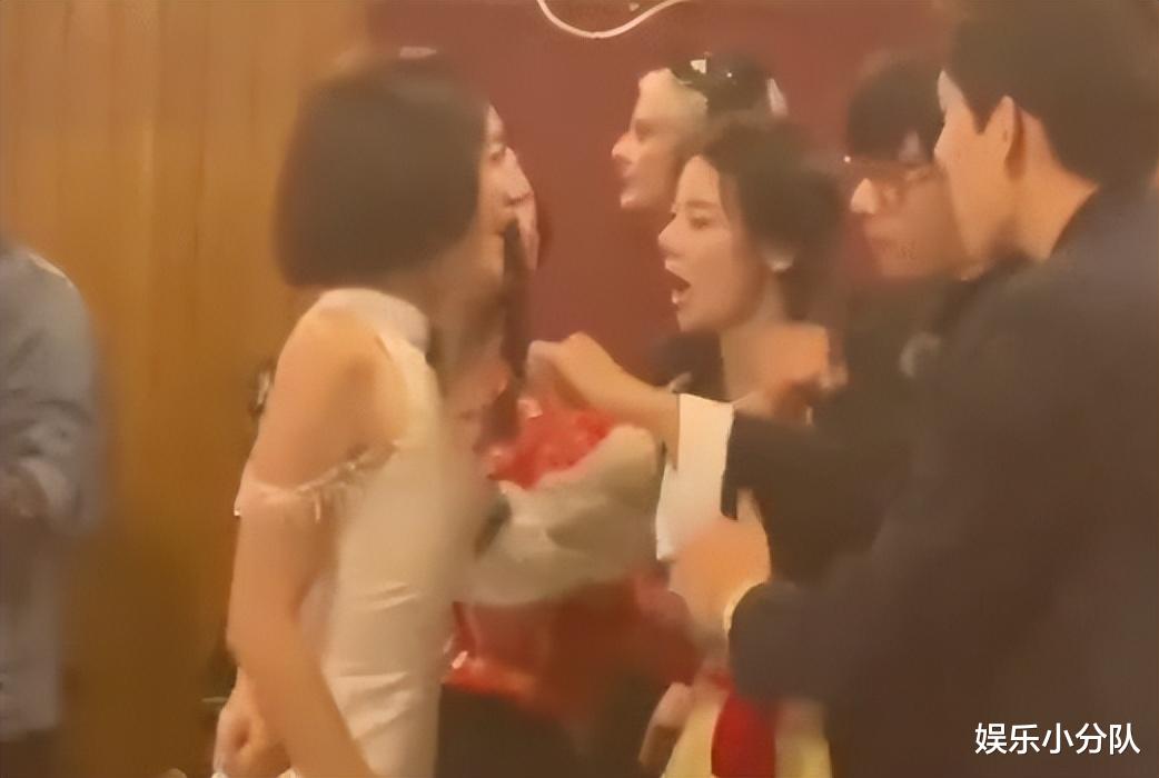 花少5聚会众星模拟吃空气，秦岚摇头蹦跳男星花手，疑精神有问题