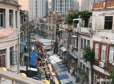 央视台花刘芳菲逛菜场,腋下湿一片,前男友判死缓,丈夫受虐致死