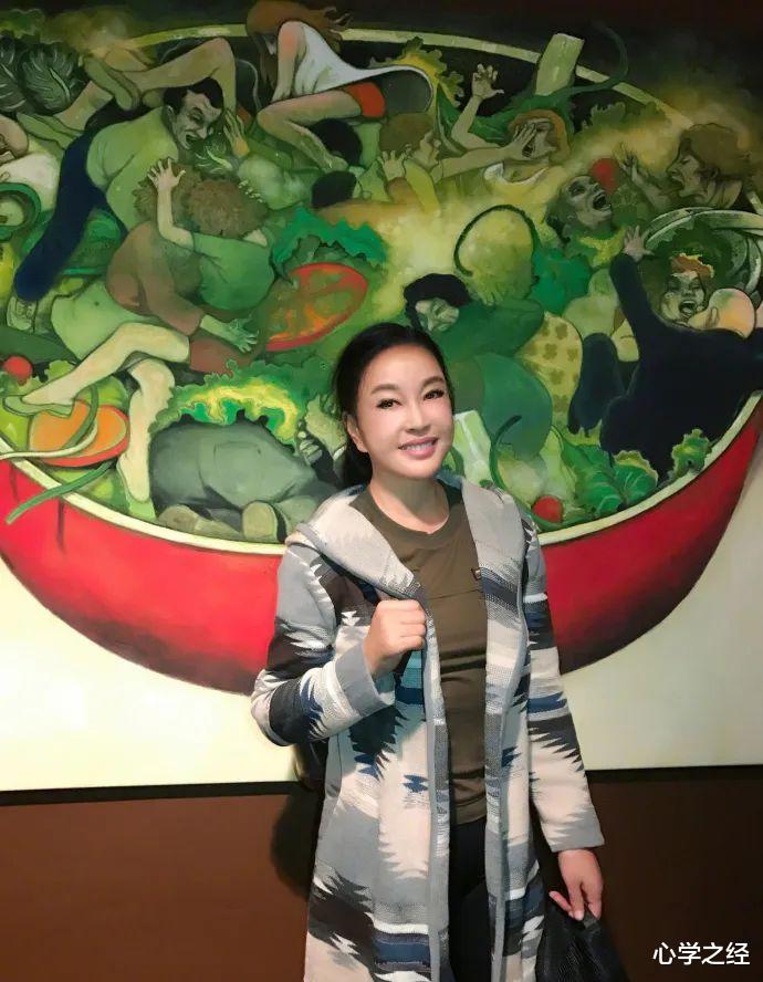 刘晓庆回老家选墓地,终于摘了假发不装嫩,网友感叹这才是真实样!