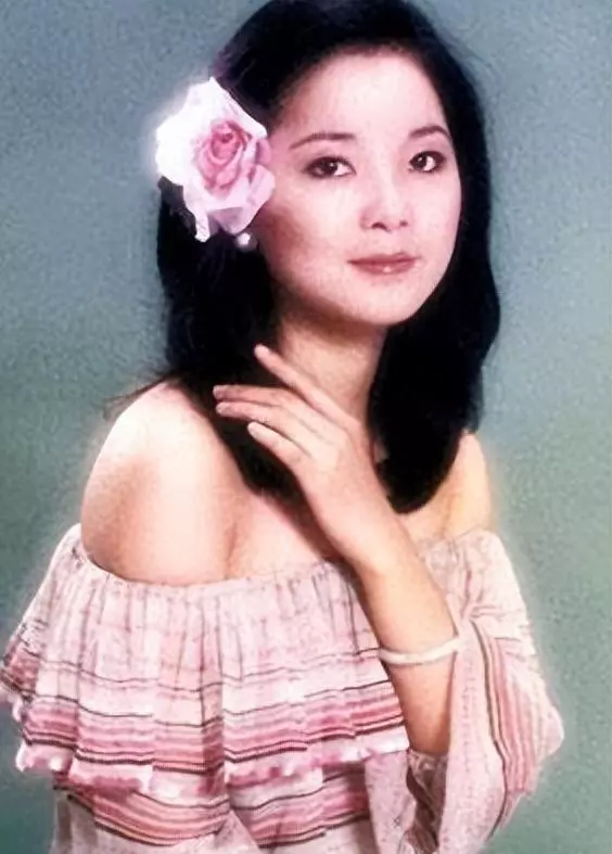 无数男人视她为女神,巅峰时期爱上成龙,却因吃饭最终分手