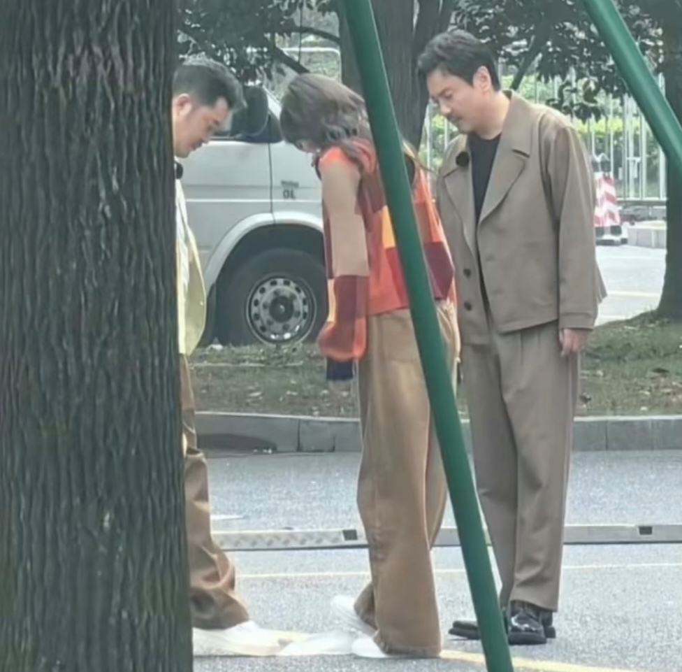 唐嫣鞋底掉了,论大型社死现场