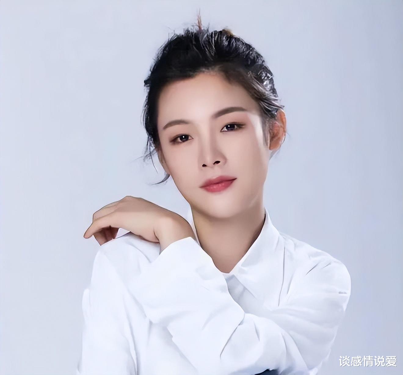央视春晚|1月28日，备受瞩目的龙年央视春晚迎来了第三次联排，陈丽君现身