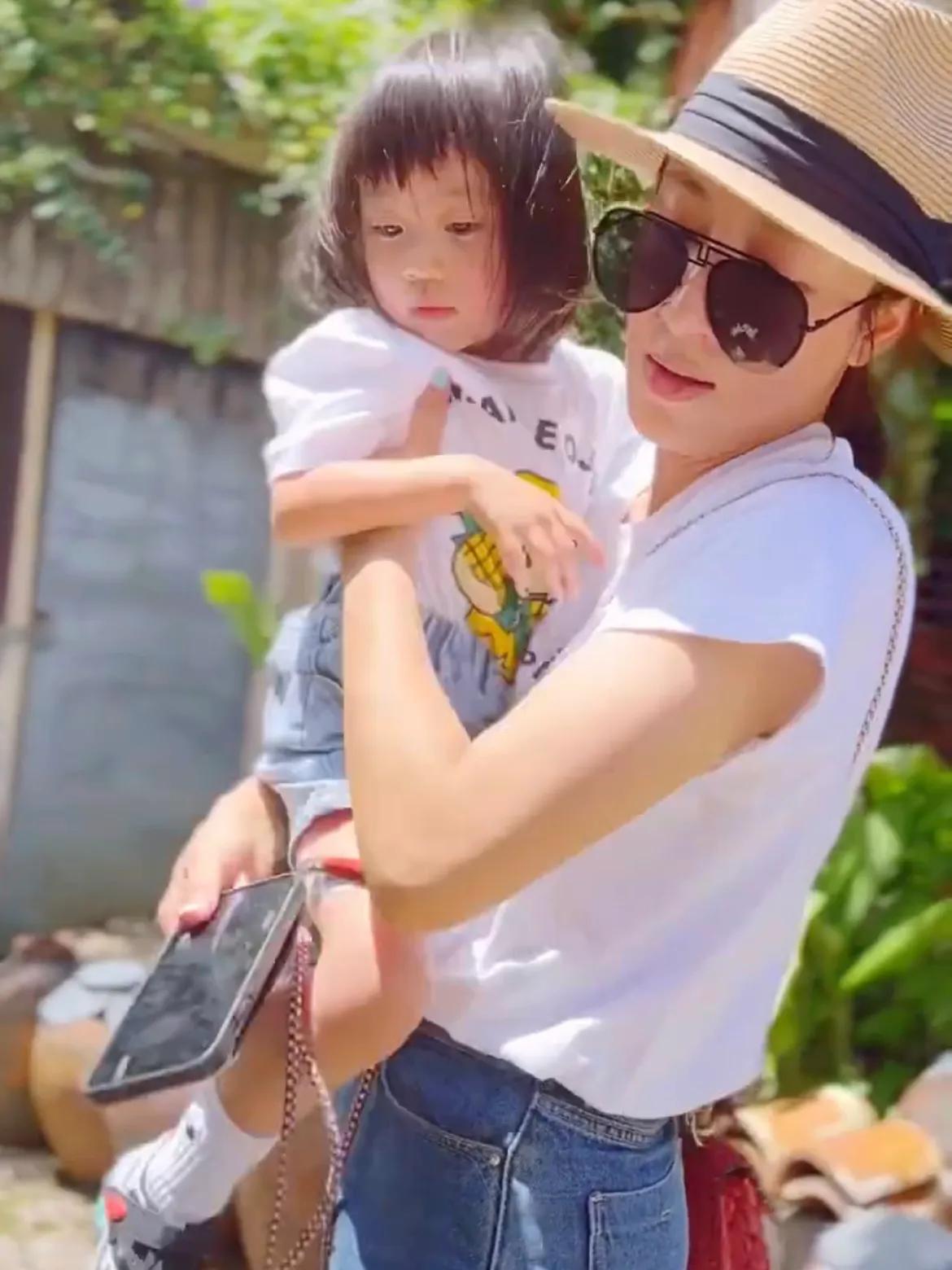 杨怡夫妇带女儿出游，母女俩穿亲子装好有爱，3岁小珍珠颜值好高