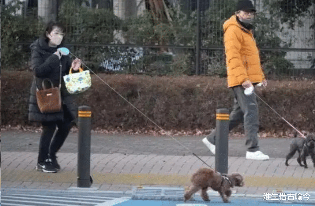 64岁山口百惠穿羽绒服身材臃肿,71岁三浦友和高大帅气,仍旧甜蜜