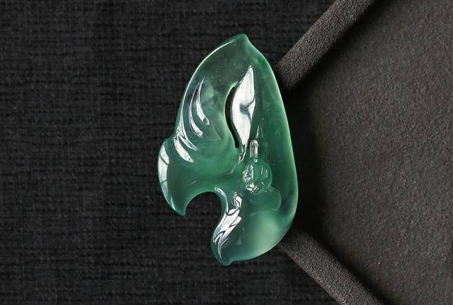 翡翠|集三大优势于一身,翡翠被誉为玉石之王,价格一路飙升!