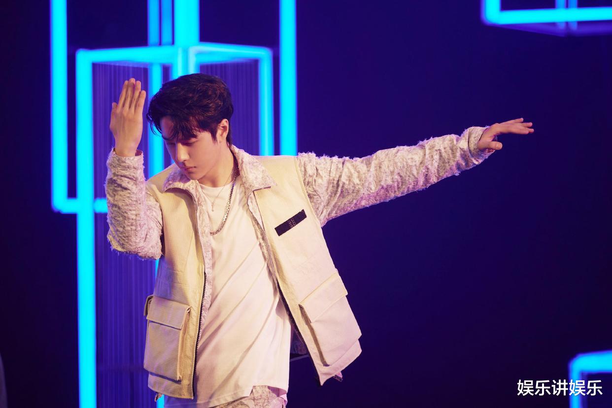 王一博|王一博秀《双生》舞台，太极加街舞形式足够新颖，粉丝梦回蓝忘机