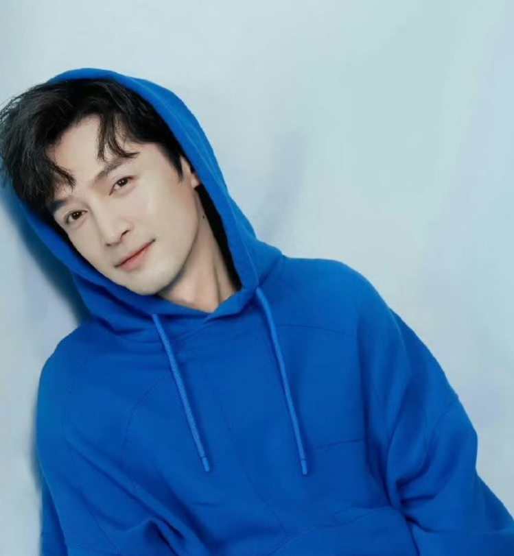 胡歌晒颓废照后首露面，刮掉胡子情绪变正常，细节中尽显高素养