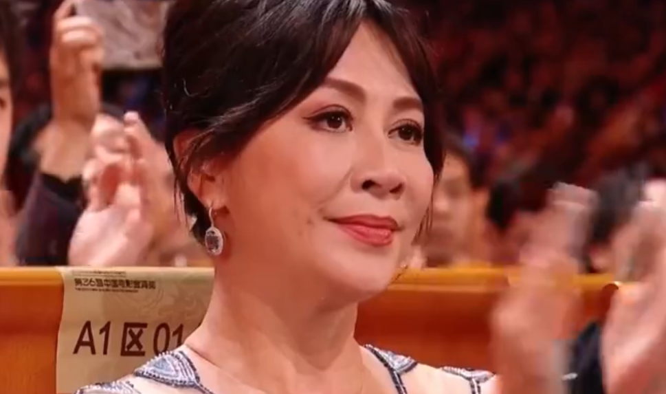 金鸡奖精彩“微表情”：殷桃没拿奖瘪嘴苦笑，王一博满脸不高兴