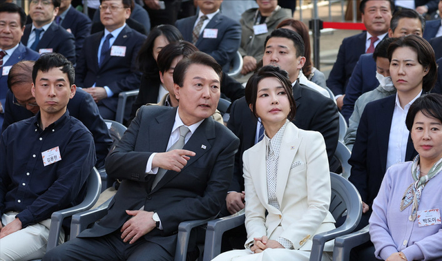 西装 韩国第一夫人越来越牛！独自在青瓦台招待午宴，米色新造型又嫩翻